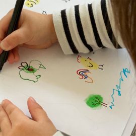 Lustige Fingerabdruck-Tiere mit Kind