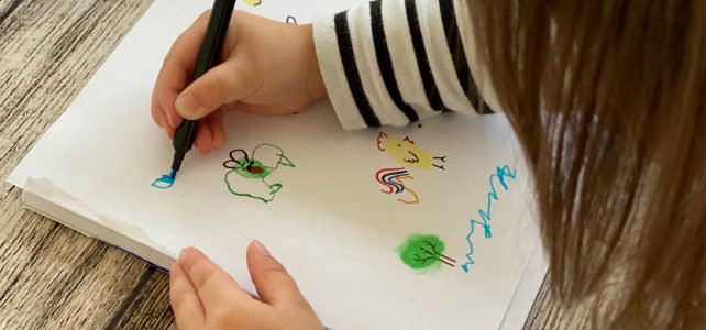 Lustige Fingerabdruck-Tiere mit Kind