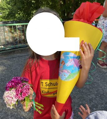 Kinder mit Zuckertüte im Arm