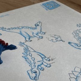 Kleiner Stegosaurier mit Zeichnungen im Hintergrund