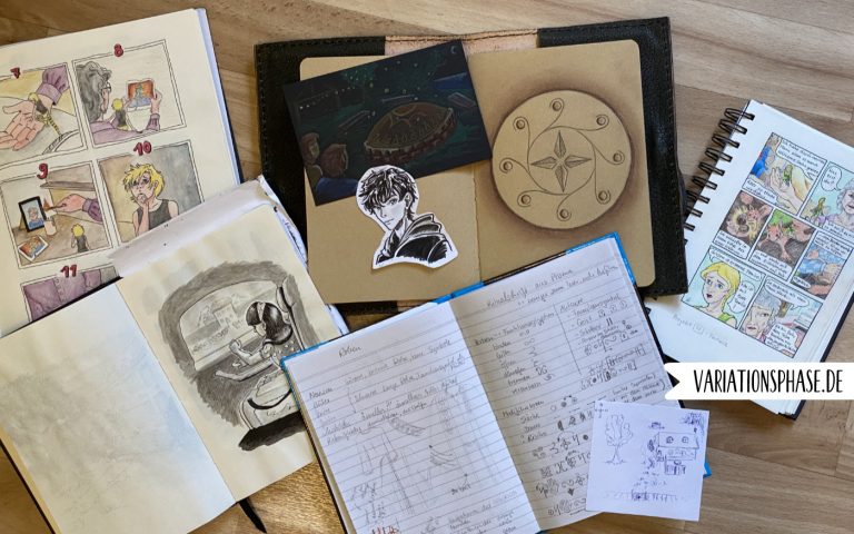 Skizzenbücher und Notizbücher auf dem Boden mit verschiedenen Ständen der "Hutmacherin" und dem neuen Projekt.