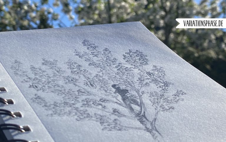 Ein Schatten im Baum zwischen flirrenden Lichtern